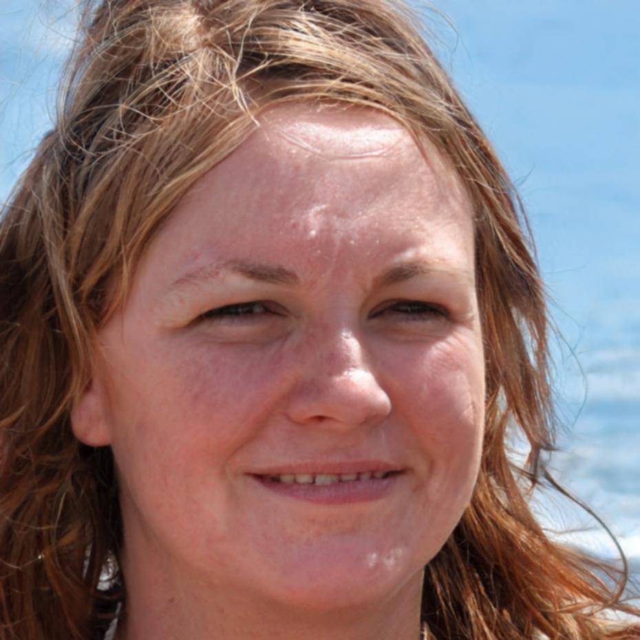 Especialista em finanças pessoais a analisar documentação orçamental