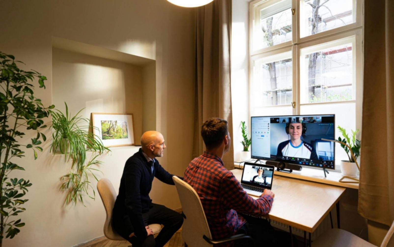 Pessoas a aprender sobre planeamento financeiro